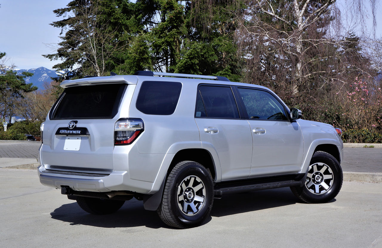 17_toyota_4runner_trd_off_road_00300.jpg