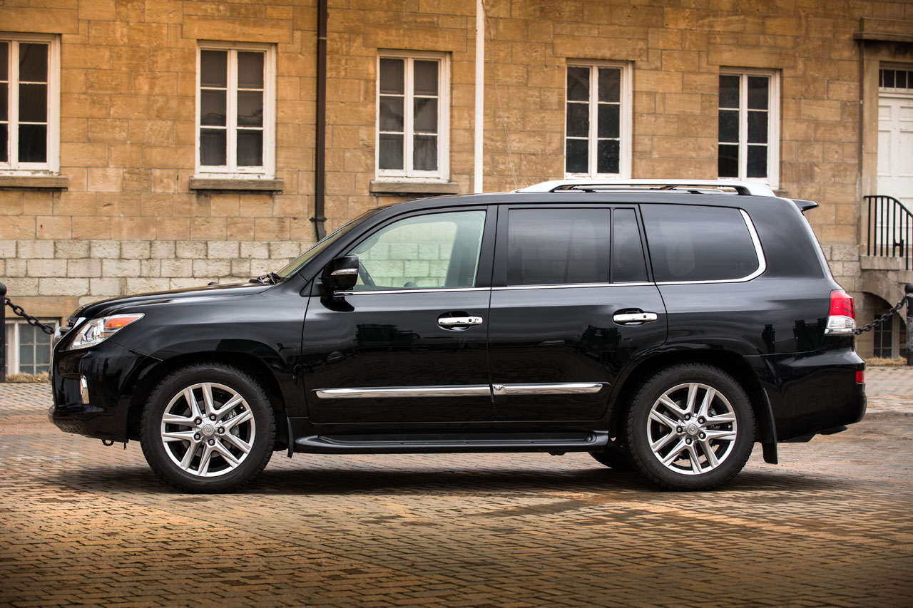 Автомобиль Lexus LX 570
