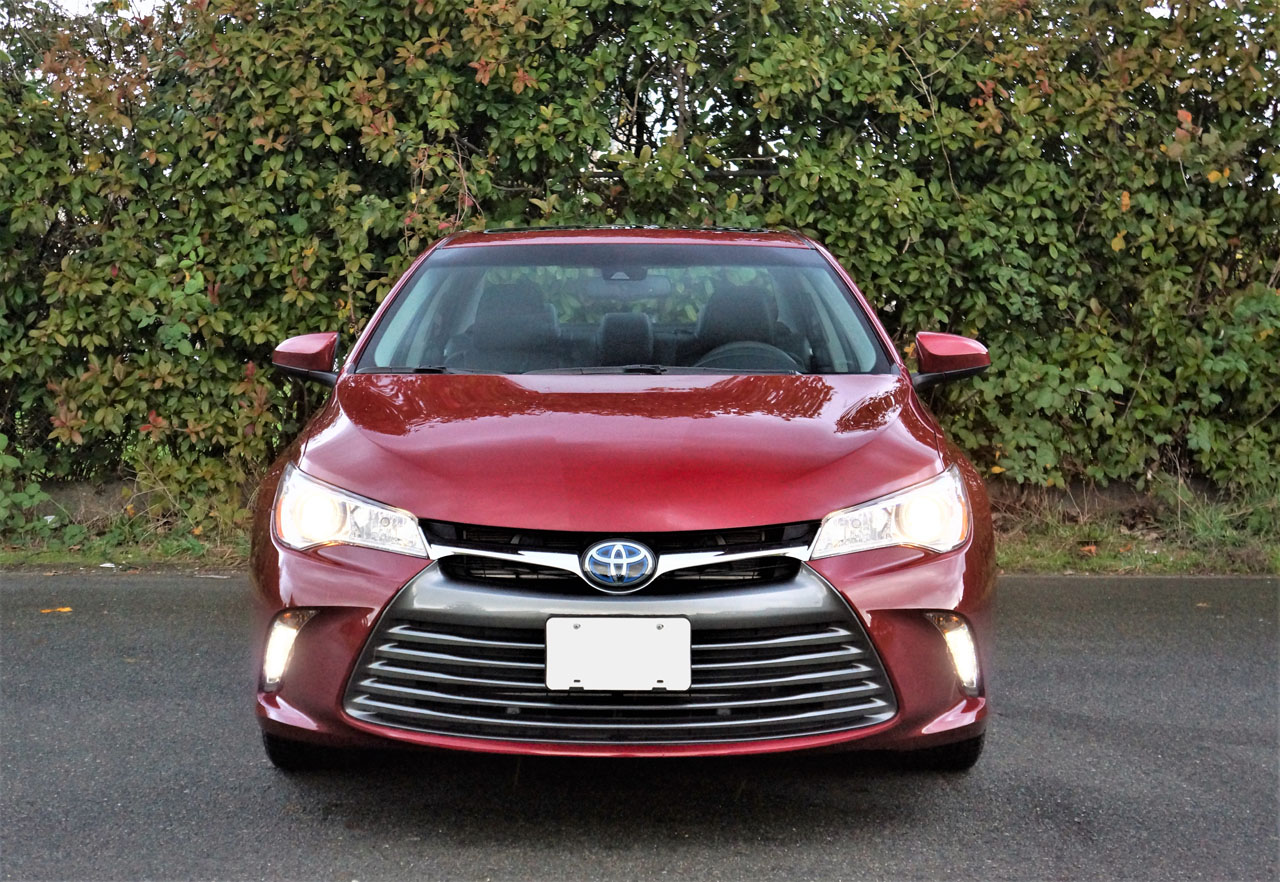 2017 Toyota Camry Hybrid XLE Road Test | The Car Magazine