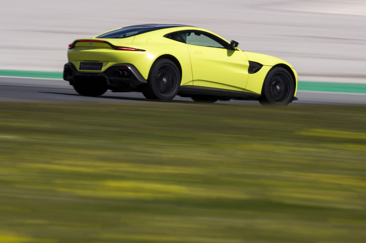 Aston Martin Vantage Р¶РµР»С‚С‹Р№