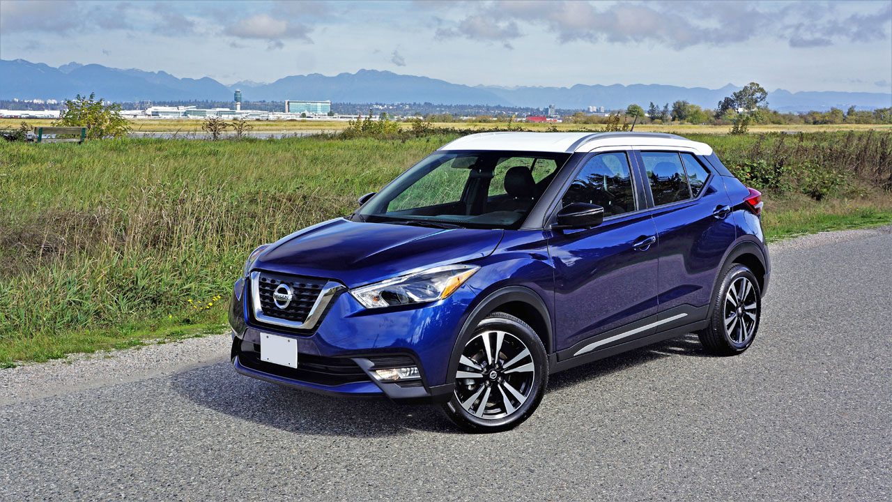 Nissan kicks 2018 white hot sale