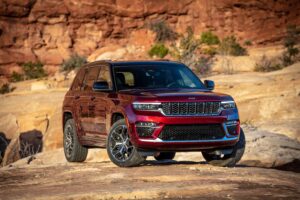 Front Shot of the Jeep Grand Cherokee