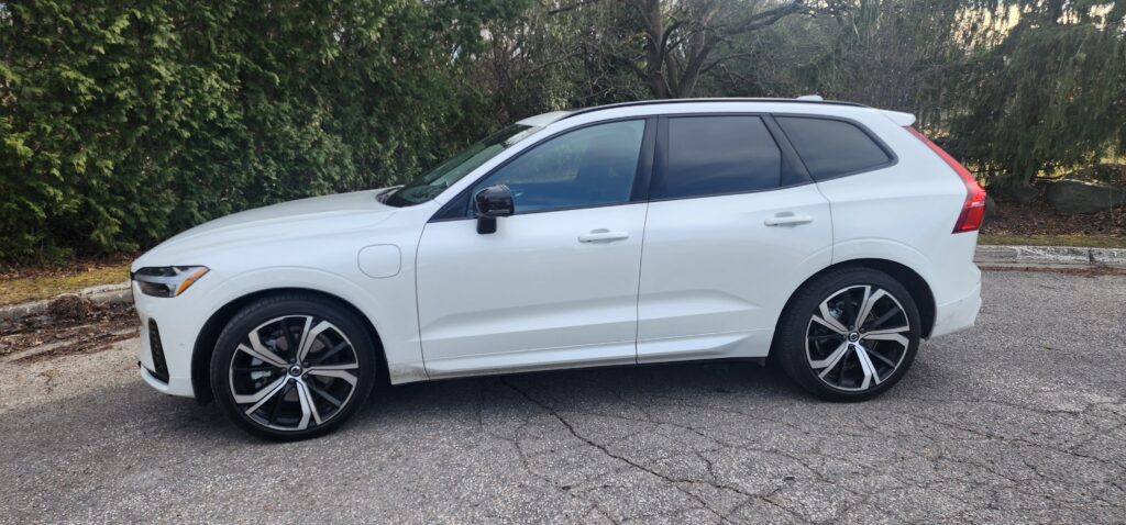 2025 Volvo XC60 Hybrid Side View