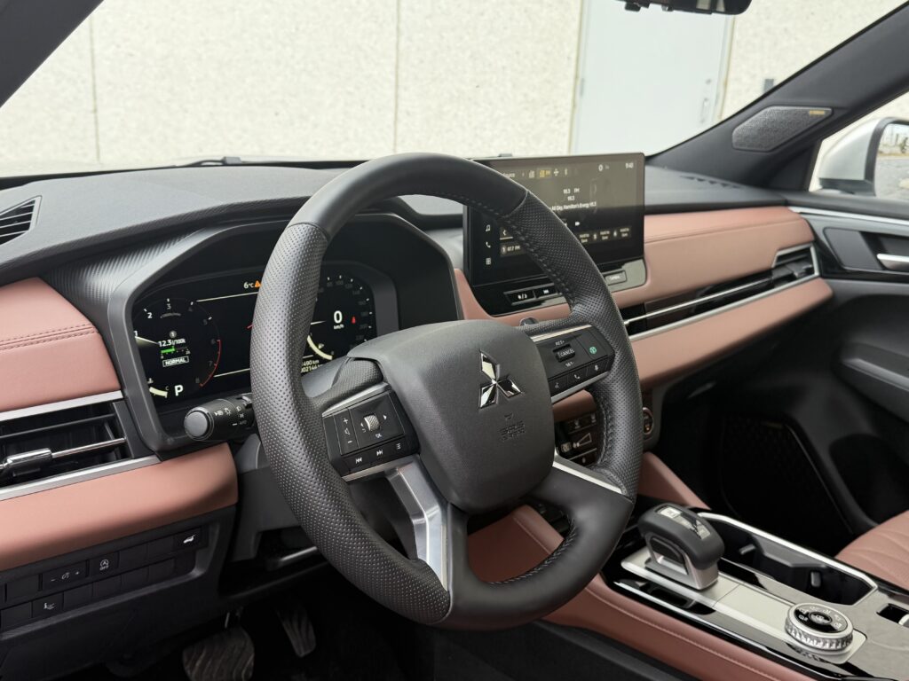 2026 Mitsubishi Outlander GT Premium - Front cabin