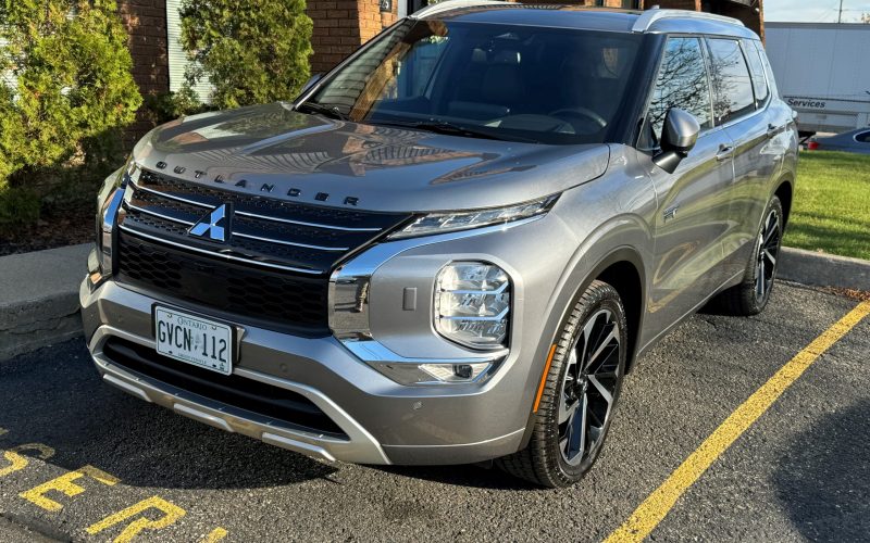 2024 Mitsubishi Outlander PHEV - Front
