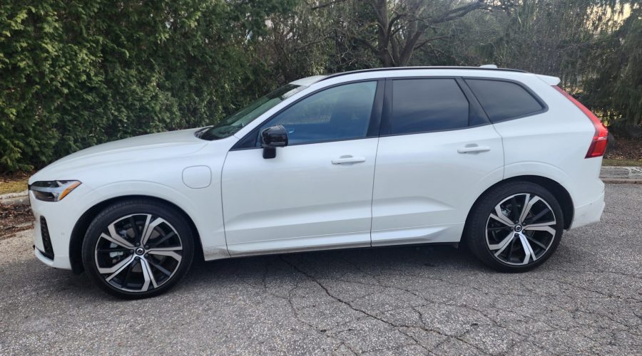 2025 Volvo XC60 Hybrid Side View